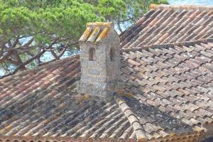 cheminée en pierre dans une maison catalane traditionnelle sur la côte méditerranéenne photo