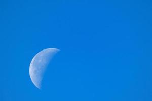 lune pendant la journée avec un ciel bleu photo