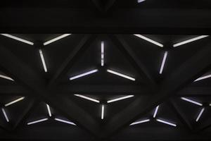 lumières au plafond. lumière de style loft. sources lumineuses dans le bâtiment. photo