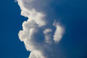 les nuages d'orage s'accumulent pour déverser la pluie photo