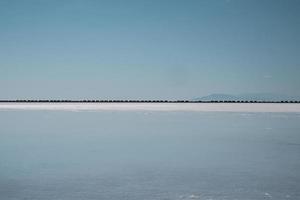 paysage pittoresque de sel de bonneville avec ciel clair en arrière-plan photo