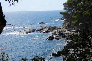 littoral méditerranéen, mer et ciel bleu en été photo