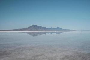 vue panoramique sur le plat de sel de bonneville et les montagnes avec un ciel clair en arrière-plan photo