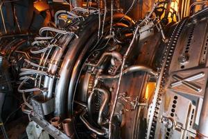 moteur à turbine à gaz, situé avec des éléments structurels internes, des tuyaux, des cylindres et des carters