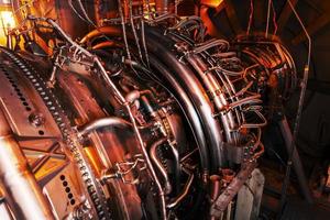 moteur à turbine à gaz, situé avec des éléments structurels internes, des tuyaux, des cylindres et des carters