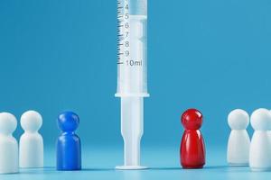 une seringue avec un vaccin au centre avec un homme bleu et rouge avec une foule de blancs sur fond bleu.