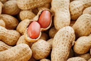 haricots cacahuètes, décortiqués sur un fond de texture d'arachide. photo