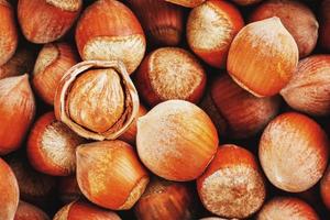 noisettes. pile de noisettes. fond de nourriture. fond noisette. noisettes en fond de coquilles photo