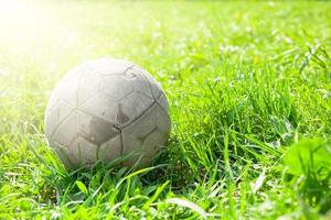 vieux ballon de football sur l'herbe verte photo