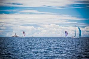 régate de yachts sur la mer adriatique par temps venteux. photo