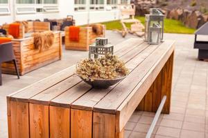 terrasse de restaurant extérieure avec mobilier en bois photo