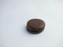 délicieuses tartes au chocolat avec guimauve sur fond blanc. petits gâteaux classiques photo