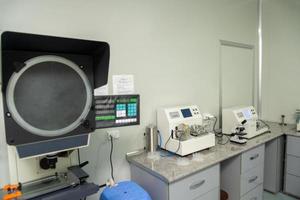 les machines et l'équipement d'un entrepôt de production médicale de seringues et de compte-gouttes photo