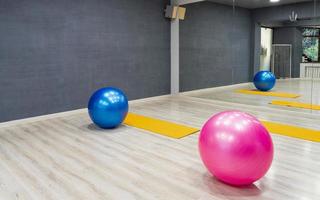 les ballons d'exercice du complexe sportif photo