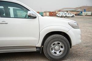 un gros plan d'une voiture de tourisme blanche sur un chantier de construction photo