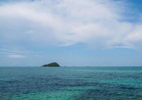 paysage été vue de face mer tropicale plage rocher bleu blanc sable arrière-plan calme nature océan belle vague accident éclaboussures eau voyage nang ram plage est thaïlande chonburi horizon exotique. photo