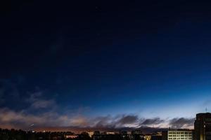 lancement de la fusée spatiale Soyouz. méduses spatiales dans le ciel. panache de gaz de fusée au soleil à l'aube. photo