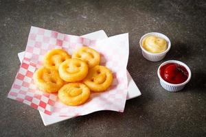 pommes de terre rissolées avec ketchup et mayonnaise photo