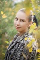 jeune femme en forêt photo