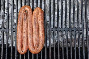 Vue de dessus d'une saucisse grillée sur un gril à l'extérieur photo