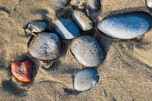 galets de mer sur la plage de sable dans la lumière de l'après-midi appropriée comme arrière-plan photo