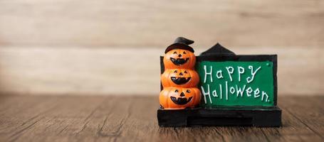 citrouille orange sur table avec espace de copie pour le fond de la bannière. bonne journée d'halloween, bonjour octobre, automne automne, concept festif, fête et vacances photo