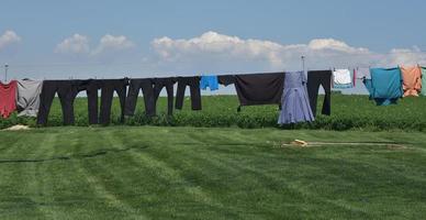 vêtements mennonites suspendus à une corde à linge photo