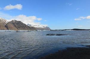 lac avec icebergs flottants dans le sud de l'islande photo