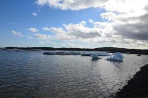 vue sereine sur le pittoresque lac glaciaire en islande photo