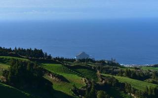 vue imprenable sur les champs en terrasses de sete cidades photo