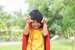 enfant heureux en costumes d'halloween. concept de vacances d'halloween photo