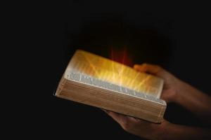 main de jeune femme tenant la sainte bible avec étude à la maison. livre de lecture chrétienne femelle adulte à l'église. fille apprenant la spiritualité religieuse avec prier Dieu. concept de foi en éducation des étudiants. photo