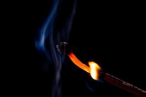 la fumée des allumettes brûlantes sur fond noir photo