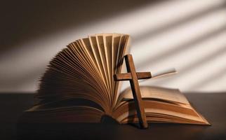 concept de spiritualité, d'espoir et de religion. sainte bible et croix sur le bureau. symbole d'humilité, de supplication, de croyance et de foi pour le peuple chrétien photo