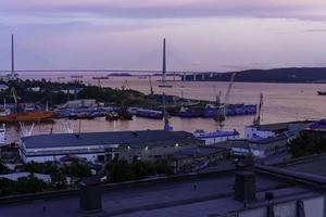 vladivostok, russie - 3 juillet 2022 paysage urbain avec vue sur la baie de diomede photo