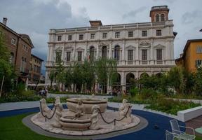 bergame italie 2022 jardin sur la vieille place photo