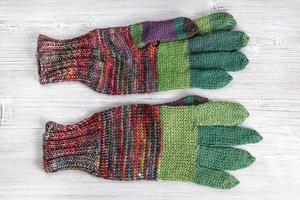 Dos de gants de laine tricotés à la main sur la table photo