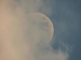 belle lune dans le ciel nuageux photo