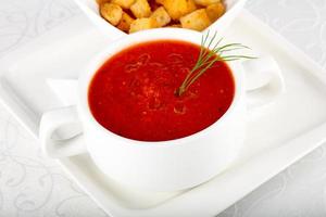 soupe gaspacho dans un bol sur fond blanc photo