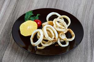 plat de rondelles de calamars photo