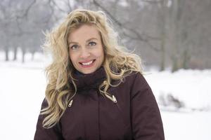 femme profitant de la neige en hiver photo