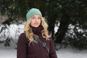 femme blonde à la mode d'hiver photo