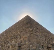 pyramide égyptienne. sur la photo, une pyramide égyptienne contre un ciel bleu. photo