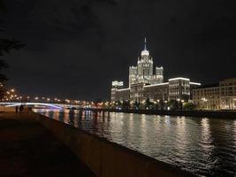 Moscou la nuit. sur la photo, moscou la nuit, une vue sur le remblai et les bâtiments. photo