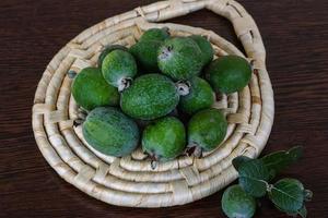 vue sur le plat de fruits feijoa photo