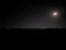 nuit de pleine lune dans le village photo