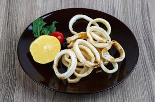 plat de rondelles de calamars photo