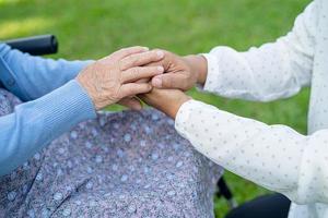 tenant par la main une vieille dame asiatique ou âgée patiente avec amour, soins, encouragement et empathie dans la salle d'hôpital de soins infirmiers, concept médical solide et sain photo