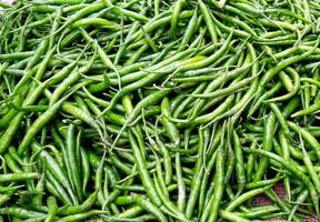 piments verts frais se vendent au marché photo