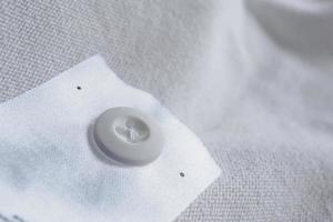 étiquette de vêtements de lessive avec bouton sur chemise en coton photo